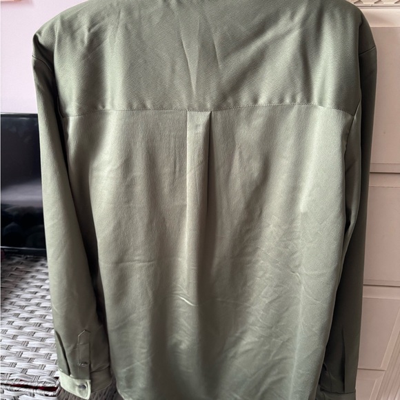 Gap silk look blouse, can be worn open with camisole. Sz large - Picture 4 of 4